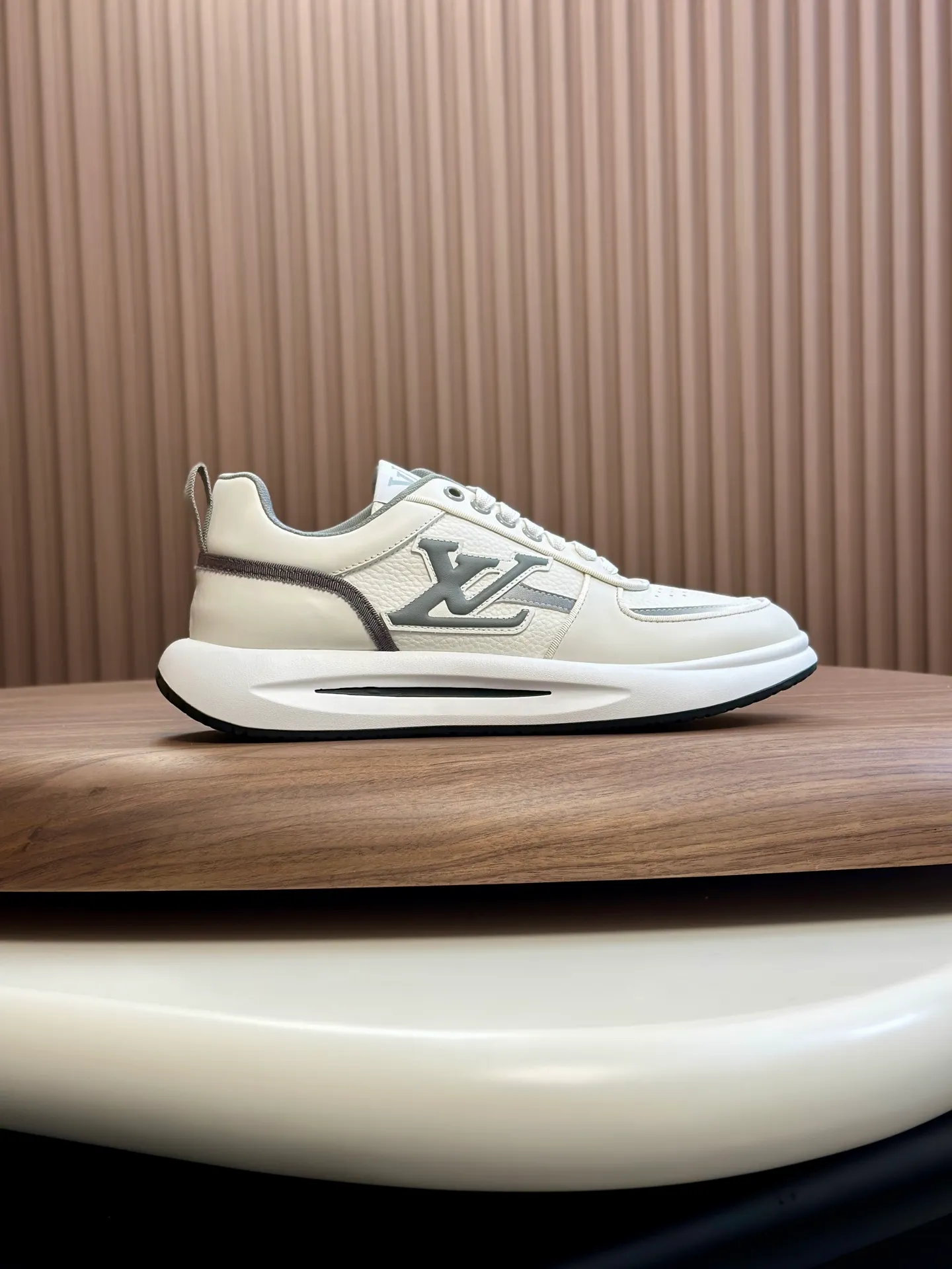 Men's shoes💰780 Lv 🔍Top purchasing agent🇮🇹 Louis Vuitton, the sports sneaker counter is synchronized, the uppers are imported from Italy, high-quality splicing colorful and complex crafts, the imported mesh padding is soft and comfortable, soles: original soles specially provided by the original factory, T men's men's shoes 💰U exclusive movable molded soles are super comfortable, original factory and single goods, 🔍🔍high quality, you can enter and leave the counter at will, welcome to compare, code number 38-44 (customized 45)